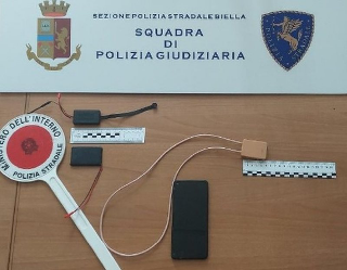 Biella - All’esame della patente con auricolare, denunciato dalla Polizia Stradale