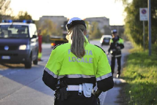Biella - Scontro tra auto e moto: ferito un centauro, trasportato in ospedale