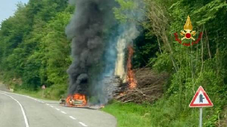 Biella - Auto in fiamme sulla Settima Vittone: intervenuti i Vigili del Fuoco, in salvo catasta di legna