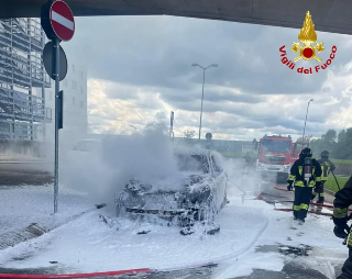 Biella - Auto in fiamme all’ingresso dell’ospedale: l’Asl ringrazia Vigili del Fuoco e Forze dell’Ordine