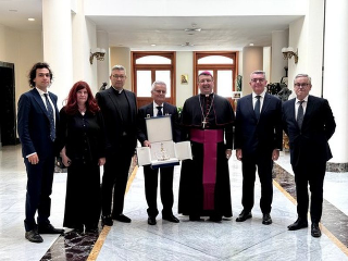 Cossato - Papa Leone XIV benedice la corona per Santa Maria Assunta: il 14 agosto l’Incoronazione