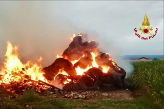 Cerrione - Incendio in un deposito di rotoballe: in salvo gli animali, danneggiato un mezzo agricolo