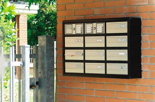 Biella - Sorpresa a rubare la posta, minaccia i vicini e aggredisce la Polizia