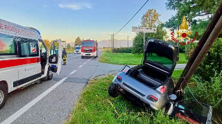 Villanova Biellese - Fiat 500 fuori strada: conducente estratta dai Vigili del Fuoco
