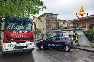 Biella - Schianto in via Ivrea: auto centra un palo della luce e blocca la strada
