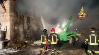 Sordevolo - Maxi incendio: cascina centenaria in fiamme, salvi proprietari e animali