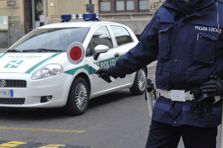 Biella - Incidente in via Serralunga: coinvolti tre veicoli, strada chiusa al traffico