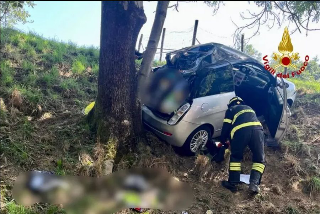 Pralungo - Auto contro un albero: donna estratta dalle lamiere e trasportata in ospedale