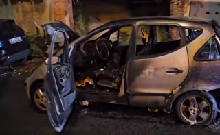 Biella - Auto prende fuoco in corsa: la conducente si salva, danni anche a un secondo veicolo