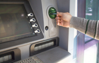 Chiavazza - Rapinato al Bancomat sotto la minaccia di un’arma: indagini in corso