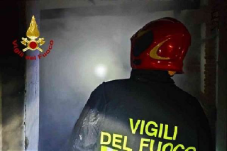 Biella - Principio d’incendio in una palazzina: blackout e intervento dei Vigili del Fuoco