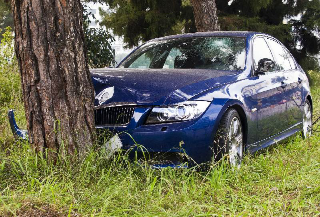 Donato - Automobile contro albero, ferito 68enne
