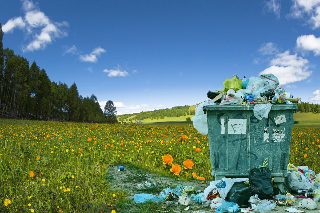Casapinta - Manifesti contro l’abbandono dei rifiuti: "La natura non è una discarica"