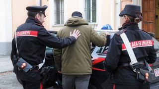 Maltratta e minaccia il padre 90enne: 55enne arrestato nel Biellese per violenza domestica
