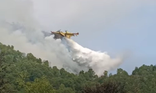 Incendio all’Alpe Noveis, giorni di lotta contro le fiamme: richiesto l’elicottero regionale
