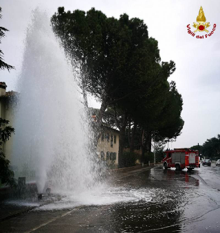Biella - Auto urta idrante: ingente sversamento d’acqua e parcheggio chiuso