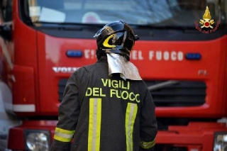 Biella - Auto in bilico e rischio caduta: messa in sicurezza dai Vigili del Fuoco
