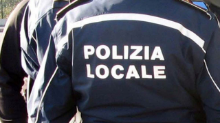 Biella - Tenta di falsificare la targa della moto con nastro adesivo: 28enne denunciato