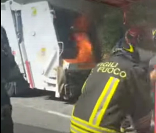 Biella - Camion della SEAB in fiamme sulla tangenziale: illeso l’autista, traffico rallentato