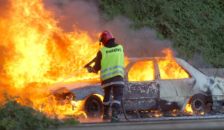 Biella - Auto in fiamme completamente distrutta nel parcheggio della Lilt