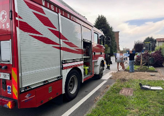 Sandigliano - Auto fuori strada: abbattuto un palo, cavi elettrici danneggiati