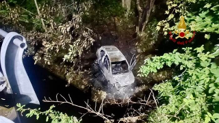 Campiglia Cervo - Auto precipita in un dirupo e prende fuoco: salvo il conducente