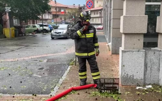 Maltempo devasta il Biellese: grandine gigante, allagamenti e alberi caduti. Crolla il tetto di una scuola.