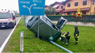 Cerrione - Auto si ribalta, abbatte un palo e finisce in un prato